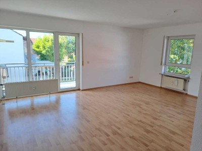 Helle, gepflegte 2 Zimmer Wohnung mit Balkon und Außenstellplatz
