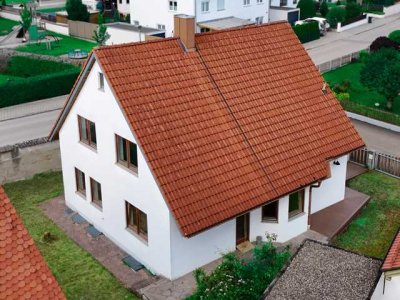 Dieses sehr geräumige, helle und individuelle Haus-2 Whg. möglich-freut sich in Wettstetten auf Sie