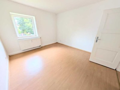 **Ab sofort: +weiße Wände +Tageslichtbad +Wohnküche +Laminat +hell**