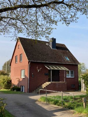 Gepflegte 3-Zimmer-Dachgeschosswohnung mit Balkon und Einbauküche in Horneburg