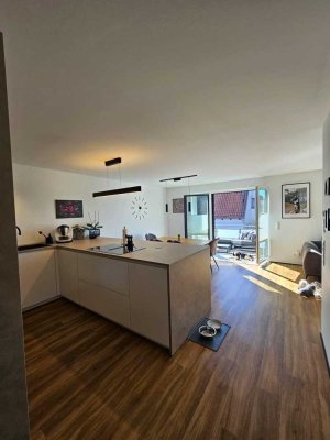 Neuwertige helle 3 Zimmer Wohnung mit Luxusküche und Süd-Balkon
