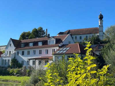 Wohnen mit Weitblick – stilvolles Dachgeschossidyll am Wasser