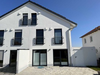 SOFORT BEZIEHBAR!!! DHH in KfW-40-Plus (!) Energiestandard - hell und großzügig mit 2 Bädern