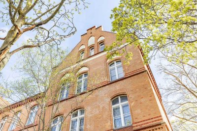 BEZUGSFREI: Historischer Altbau-Charme – 3,5 stilvolle Zimmer & PKW- Stellplatz