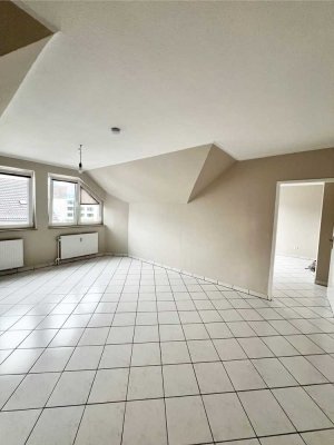 Sehr schöne, neu renovierte 2-Zimmer-Wohnung mit Blick auf Skyline ab sofort zu vermieten