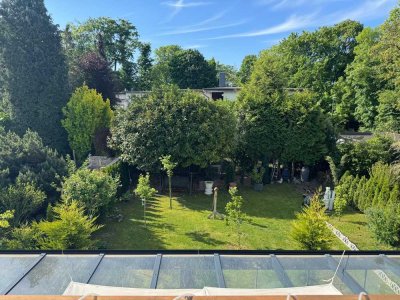 Exklusiv wohnen – kernsanierte Doppelhaushälfte im Grünen mit Aufzug, großem Garten & Dachterrasse