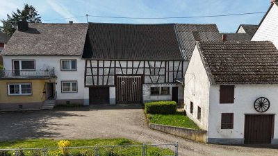 Sanierungsbedürftiges Bauernhaus mit großem Grundstück, Stallungen, Scheune & Schmiede in Lieg!