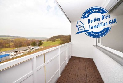 DIETZ: Modernisierte 2-Zimmer-Wohnung im 7. Obergeschoss mit Balkon in Bad-König! Neue Einbauküche,