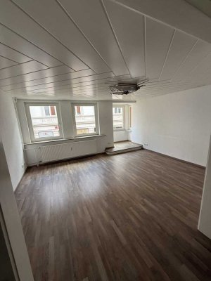 Vollständig renovierte Wohnung mit zwei Zimmern und Einbauküche. (Innenstadt Wohnung ohne Parkplatz