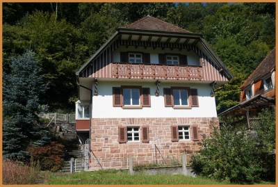 Idyllisches Einfamilien-Wohnhaus mit traumhaftem Grundstück in ruhiger Wohnlage !