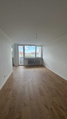 Erstbezug nach Sanierung - 2-Zi. Whg. mit Balkon + Einbauküche / Nähe Harras
