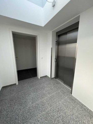 Schöne 4 ZKB Penthousewohnung mit Balkon, Stellplatz und Kellerraum zu vermieten