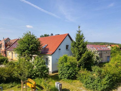 Mini-Dreiseitenhof vor den Toren der Stadt - mit großem Ausbaupotenzial, 2-Zimmer-Remise und Garten