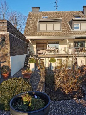 Selten! Ausgefallene Erdgeschosswohnung über 2 Ebenen mit Garten! 2 Stellplätze!