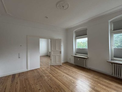 Helle Altbauwohnung mit Wintergarten in zentraler Lage
