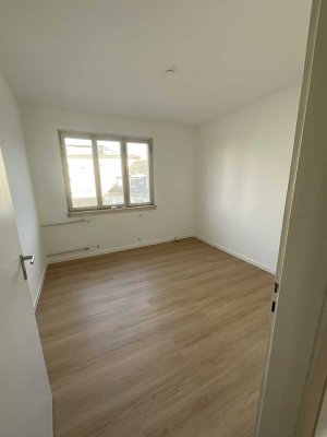 Schöne 3 ZKB-Wohnung mit Balkon direkt am Schillerplatz/WG geeignet