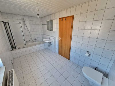 Schöne und gepflegte 3-Zimmer-Wohnung mit Balkon und EBK in Thalmassing