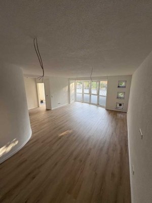 Lichtdurchflutete, neu renovierte 3-Zimmer Wohnung mitten im Zentrum von Neustadt