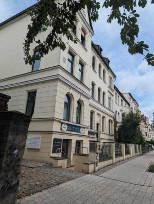 Große 4-Raum-Wohnung mit EBK und Balkon in Stadtfeld-Ost erwartet Sie!