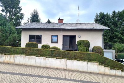 Bungalow - Einliegerwohnung - schönes Grundstück - 2 Garagen - top Wohnlage