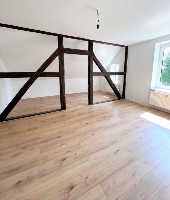 +++Süße Dachgeschoß-Wohnung mit Schrägen und Balken+++