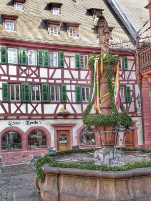 Stilvolle 3-Raum-Dachgeschosswohnung mit Loggia im Herzen Weinheims (möbliert)