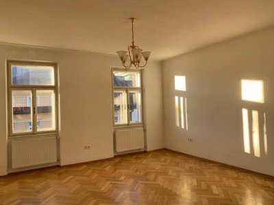 FÜR CITY-GIRLS/-MEN: Renovierte, coole 3,5-Zimmer-Altbau-Wohnung mit Balkon nähe Hauptbahnhof/Altstadt