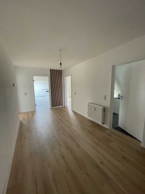 Erstbezug nach Sanierung: ansprechende 2,5-Zimmer-Wohnung mit Einbauküche und Balkon in Eltville