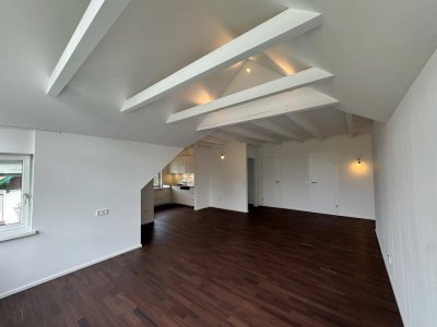 Top 1 – Dachgeschosswohnung mit Garten und Pavillon in Gmunden – Blick auf den Traunstein und Grünberg