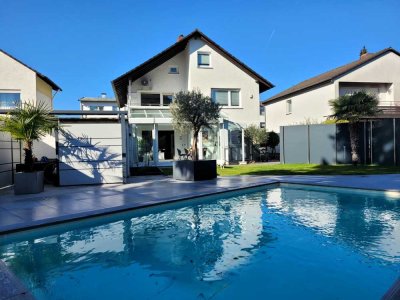 Freistehendes Einfamilienhaus mit toller Poollandschaft in Dreieich Sprendlingen