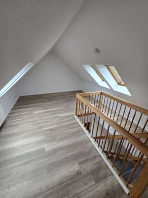 Gemütliche 3-Raum Maisonette mit Tageslichtbad in ruhiger Wohngegend - Borna-Heinersdorf