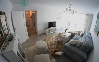 Erstbezug nach Sanierung mit Balkon und Einbauküche: Geschmackvolle 2-Zimmer-DG-Wohnung
