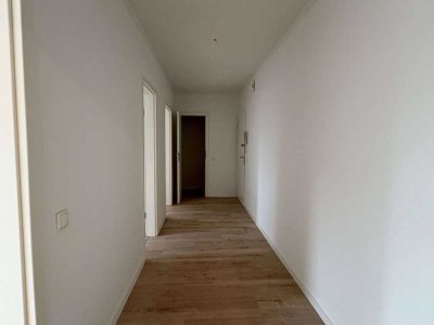 Frisch renovierte 2 Zimmer-Wohnung mit Balkon und Blick ins Grüne