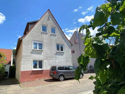 Bezugsbereite, helle und gemütliche 3-Zimmer-Dachgeschosswohnung mit Bühnenraum und PKW-Stellplatz