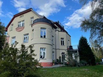 Dachgeschoß mit Balkon in aparter Jugendstilvilla mit parkähnlichem Garten