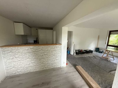 Vollständig renovierte Wohnung mit dreieinhalb Zimmern sowie Balkon und Einbauküche in Ebersbach