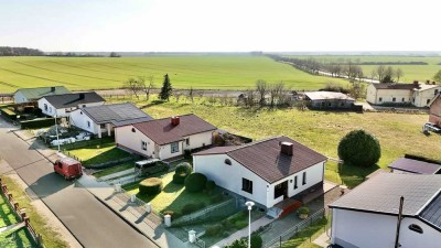 Renovierungsbedürftig, aber solide: Bungalow mit Terrasse & geräumigem Keller in Spornitz