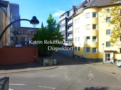 �  GEMÜTLICHES ZUHAUSE MIT SCHÖNER WOHNKÜCHE, WEIßEM BAD MIT FENSTER UND GROßEM, HELLEN WOHNRAUM