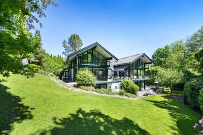 Unverbaubare, naturnahe Lage in Seenähe: Großzügige Familienvilla mit Indoor-Pool