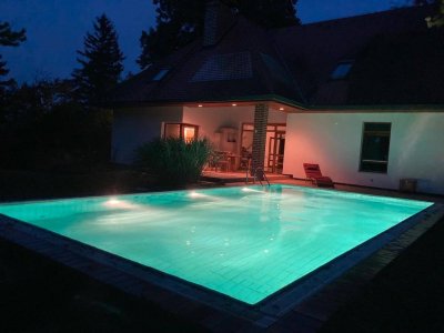 Landhausvilla mit grossem Pool und parkähnlichem Garten in zentraler Villenlage (Provisionsfrei)