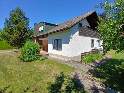 *Provisionsfrei* Zweifamilienhaus in ruhiger Lage mit großem Garten, Keller und 3 Garagen