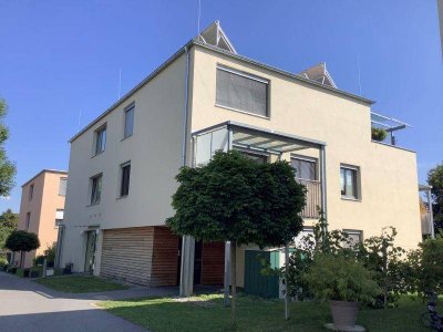 Neuwertige, helle Wohnung mit Balkon und Tiefgaragenplatz in bevorzugter Lage