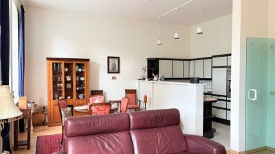 CHARMANTE ALTBAUWOHNUNG IN ZENTRALER LAGE !!!