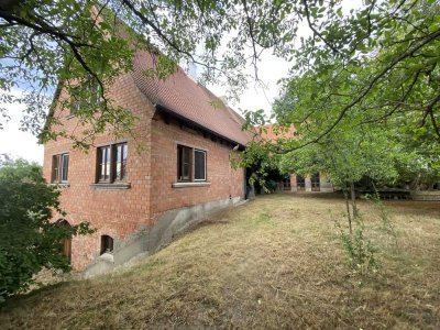 WOHNEN UND ARBEITEN AM FUSS DES DILLBERGS: AUSSERGEWÖHNLICHE IMMOBILIE IN POSTBAUER-HENG