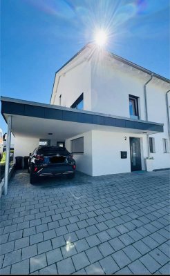 Attraktives KfW-55-Stadthaus in Bad Dürrheim mit gehobener Ausstattung und Garten