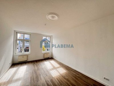 Gut geschnittene 3- Zimmer- Wohnung mit 2 Bädern, neue Einbauküche möglich, wird gerade frisch renov