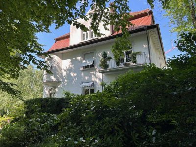 *** RESERVIERT *** Stilvolle Wohnung mit Blick aufs Wasser in einzigartiger Villa