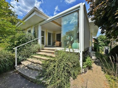 Einfamilienhaus mit Luftwärmepumpe, Pool und Garagen - ZENTRALE GRÜN RUHELAGE