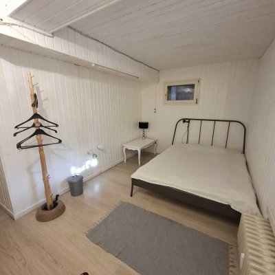 1-Zimmer-Appartement im Souterrain – möbliert, mit eigenem Bad, NUR für Wochenendheimfahrer!
