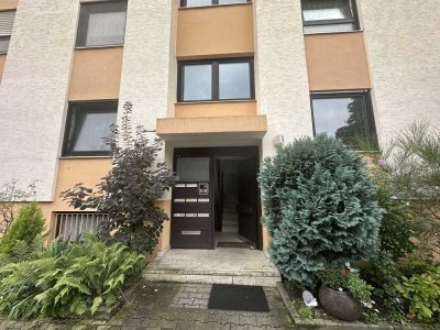 Offenbach-Westend: Von Privat Schicke und modernisierte Dachgeschosswohnung mit Dachterrasse